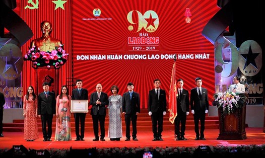Thủ tướng Chính phủ Nguyễn Xuân Phúc trao tặng Huân chương Lao Động hạng Nhất cho Báo Lao Động. Ảnh: Hải Nguyễn.