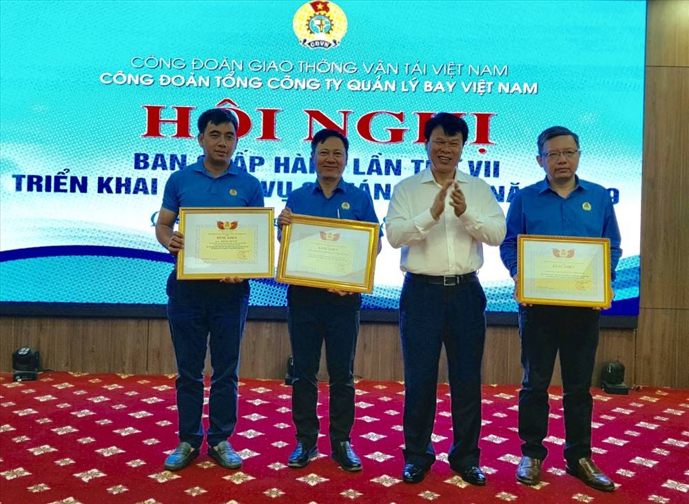 Đồng chí Đỗ Nga Việt,  Chủ tịch Công đoàn Giao thông Vận tải Việt Nam trao bằng khen của Tổng LĐLĐVN cho các cán bộ công đoàn. Ảnh: Quốc Thế