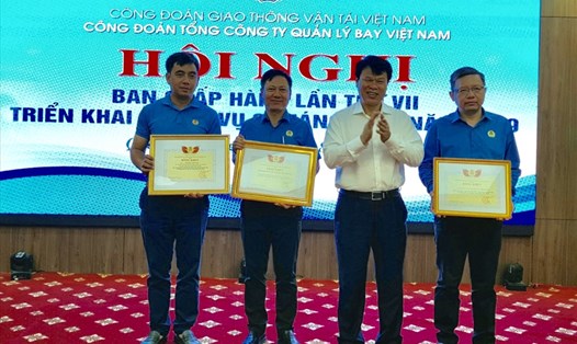 Đồng chí Đỗ Nga Việt,  Chủ tịch Công đoàn Giao thông Vận tải Việt Nam trao bằng khen của Tổng LĐLĐVN cho các cán bộ công đoàn. Ảnh: Quốc Thế