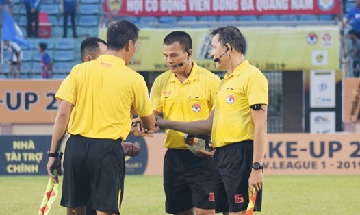 Trọng tài Nguyễn Đình Thái (giữa) đã quyết định chính xác khi cho Quảng Nam được hưởng quả phạt 11m trước TP.HCM. Ảnh: VPF
