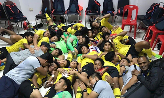 U15 Malaysia ăn mừng chức vô địch U15 Đông Nam Á 2019 như một cách trêu chọc U15 Thái Lan. Ảnh: New Straits