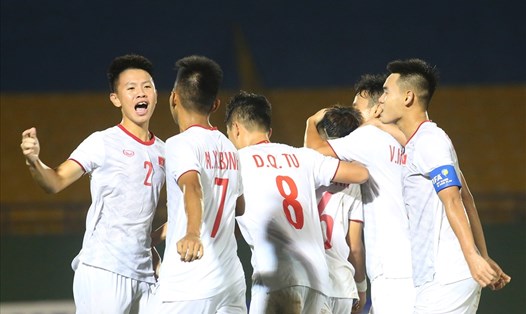 U18 Việt Nam đánh bại U18 Singapore với tỉ số 3-0, qua đó thắp lên hi vọng cạnh tranh tấm vé vào bán kết. Ảnh: Hữu Phạm