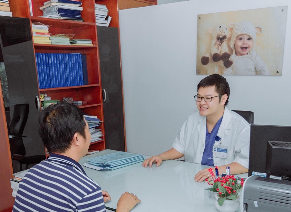 Bác sĩ Hà Ngọc Mạnh tư vấn cho một bệnh nhân. Ảnh: Lam Quân