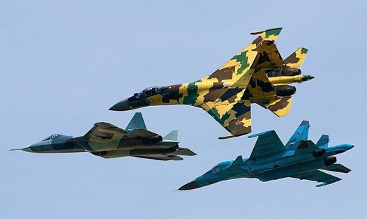 Các máy bay Sukhoi Su-35S, Su-34 và T-50 bay cùng nhau. Ảnh: Sputnik.