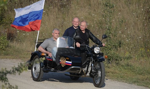 Tổng thống Putin cầm lái môtô ở Crimea. Ảnh: AP.