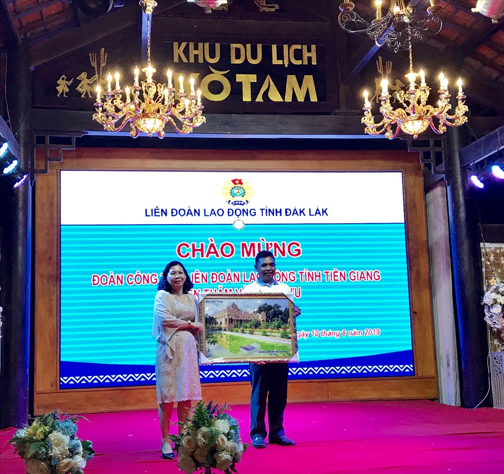 Đoàn công tác LĐLĐ tỉnh Tiền Giang giao lưu với LĐLĐ tỉnh Đắk Lắk. Ảnh: Đ.K