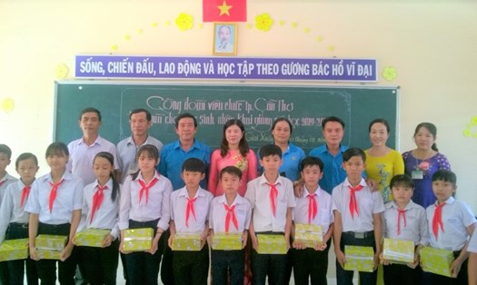 Đoàn công tác và lãnh đạo nhà trường chụp ảnh lưu niệm cùng với các em học sinh nhận quà tại Trường THCS Giai Xuân. Ảnh: Phạm Nhân