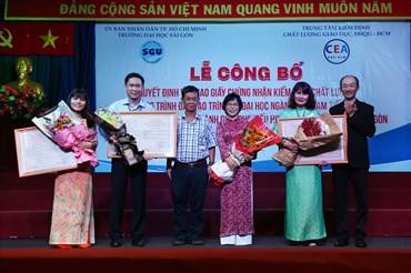 Đại diện 3 lãnh đạo khoa của ĐH Sài Gòn nhận chứng nhận đạt chuẩn kiểm định chương trình đào tạo đại học