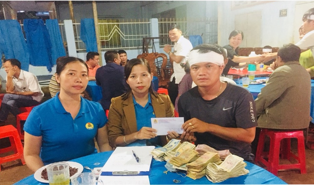 Phó Chủ tịch Công đoàn Khu Công nghiệp Khu vực Đồng Xoài - Đồng Phú Hoàng Thị Thu Hằng (bên trái, ngoài cùng) và cán bộ Công đoàn chuyên trách Công ty Trần Thị Toan đến viếng đoàn viên Nguyễn Đình Sơn.