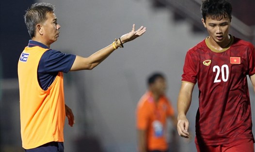 HLV Hoàng Anh Tuấn không hài lòng về lối chơi thiếu hiệu quả của U18 Việt Nam. Ảnh: Hữu Phạm