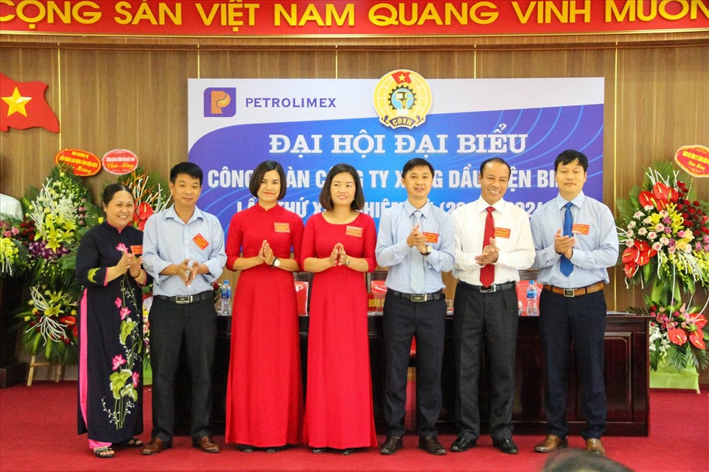 Ban Chấp hành Công đoàn cơ sở Công ty xăng dầu Điện Biên lần thứ XII, nhiệm kỳ 2019 - 2024. Ảnh: Trần Nga