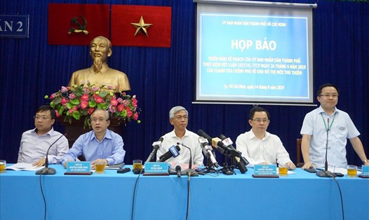 Ông Võ Văn Hoan - Phó Chủ tịch UBND TPHCM (giữa) chủ trì họp báo.  Ảnh: M.Q
