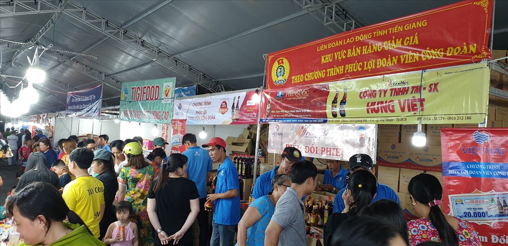 CNLĐ tỉnh Tiền Giang nô nức đi dự "phiên chợ công nhân". Ảnh: K.Q