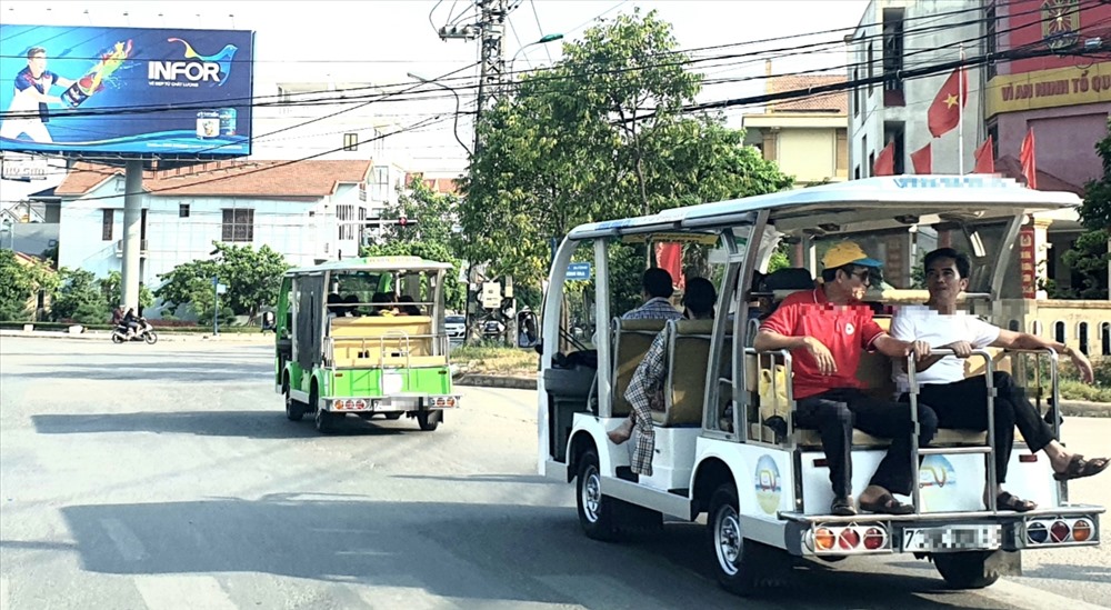 Vào mùa cao điểm du lịch, nhu cầu xe điện phục vụ du khách tăng cao. Ảnh: Lê Phi Long