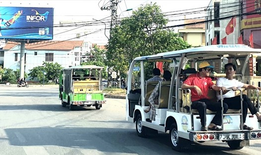 Vào mùa cao điểm du lịch, nhu cầu xe điện phục vụ du khách tăng cao. Ảnh: Lê Phi Long
