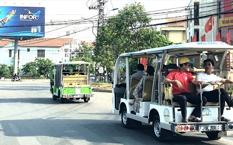 Vào mùa cao điểm du lịch, nhu cầu xe điện phục vụ du khách tăng cao. Ảnh: Lê Phi Long