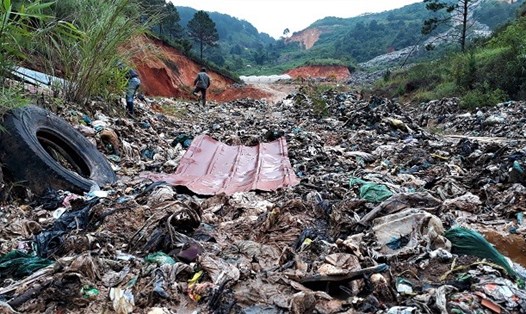 Hàng ngàn tấn rác tràn xuống vùi lấp vùng đất sản xuất nông nghiệp. Ảnh:K.L