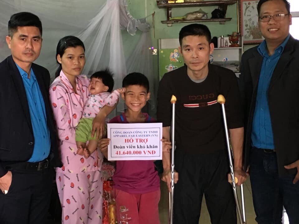 Ông Đặng Quang Duẫn (ngoài cùng bên phải) cùng Ban chấp hành Công ty thăm và trao tiền cho công nhân bị bệnh hiểm nghèo.