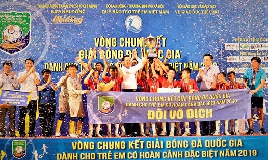 Bộ trưởng Bộ LĐTBXH Đào Ngọc Dung trao cúp vô địch cho đội Hà Tĩnh.