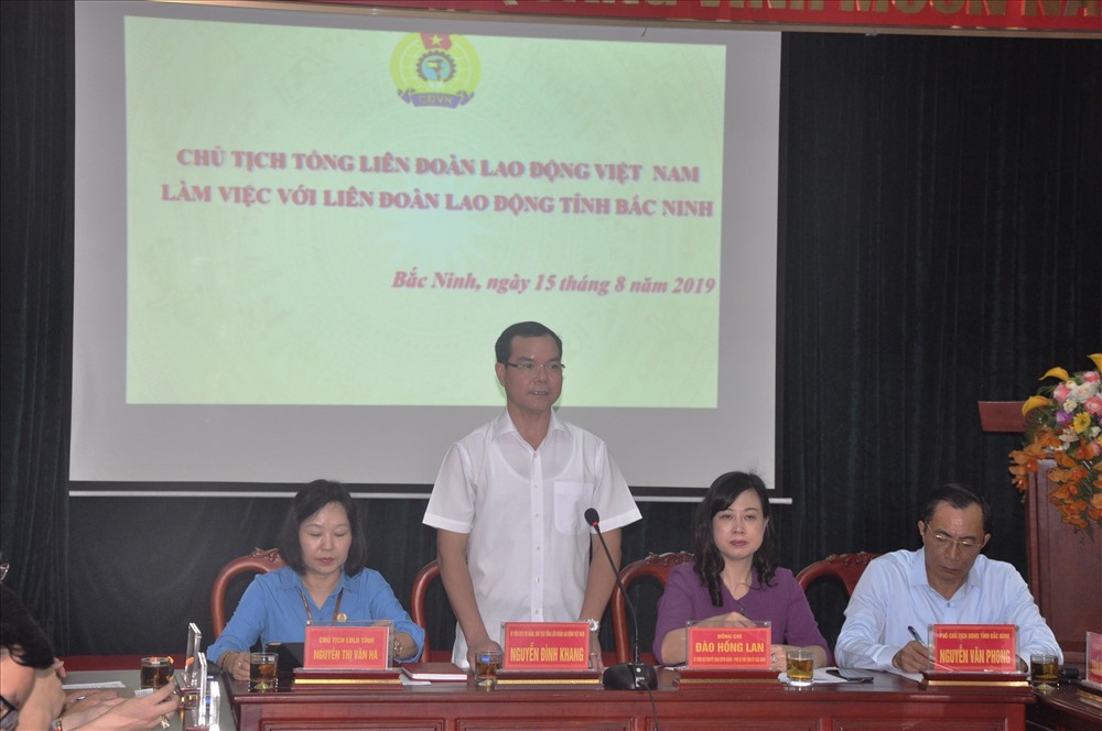 Đồng chí Nguyễn Đình Khang, Ủy viên Trung ương Đảng, Chủ tịch Tổng Liên đoàn Lao động Việt Nam phát biểu tại buổi làm việc.