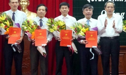 Ông Phạm Quang Long (thứ 2 từ phải sang) nhận quyết định Chủ tịch LĐLĐ tỉnh Quảng Bình khóa XVIII. Ảnh: Lê Phi Long