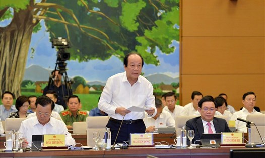 Bộ trưởng, Chủ nhiệm Văn phòng Chính phủ Mai Tiến Dũng trình bày báo cáo trước Uỷ ban Thường vụ Quốc hội. Ảnh Nhật Bắc