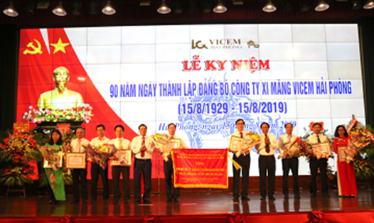 Bí thư Thành ủy Lê Văn Thành trao cờ thi đua xuất sắc của Đảng bộ TP Hải Phòng cho Đảng bộ Công ty Xi măng Vicem Hải Phòng - ảnh CTV
