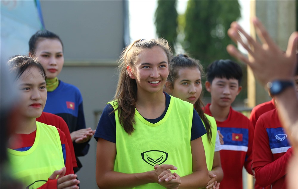 2 chị em cầu thủ Việt kiều Lê Chelsea và Lê Kyah nổi bật trên sân tập của U19 nữ Việt Nam. Ảnh: Minh Dân