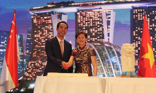 Đại sứ Singapore tại Việt Nam - bà Catherine Wong và Thứ trưởng Ngoại giao, Đại sứ Tô Anh Dũng tại lễ kỷ niệm 54 năm quốc khánh Singapore tại Hà Nội tối 15.8. Ảnh: P.V.