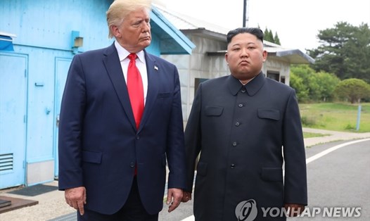 Tổng thống Donald Trump và Chủ tịch Triều Tiên Kim Jong-un trong cuộc gặp tại DMZ. Ảnh: Yonhap.