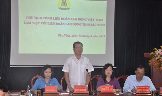 Chủ tịch Tổng LĐLĐVN Nguyễn Đình Khang phát biểu tại buổi làm việc với LĐLĐ tỉnh Bắc Ninh. Ảnh: QUẾ CHI