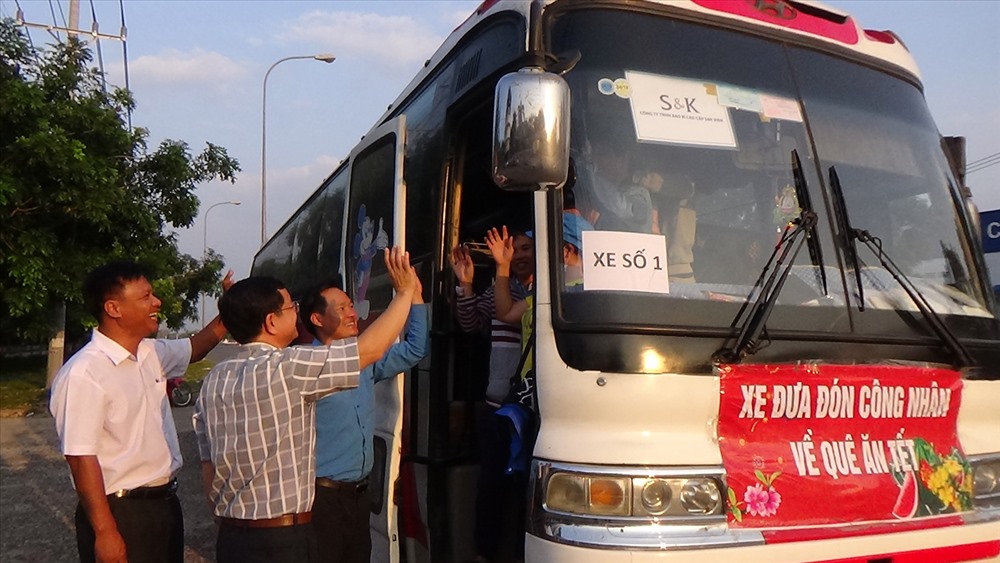 Lãnh đạo LĐLĐ tỉnh, CĐ các KCN tiễn đưa NLĐ Cty C&K, KCN Minh Hưng – Hàn Quốc về quê đón ăn tết (ảnh đoạt giải B cuộc thi “Nét đẹp Công đoàn và người lao động”).