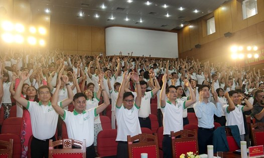 Các đại biểu tham dự tập thể dục giữa giờ. Ảnh: Baotainguyenmoitruong.vn