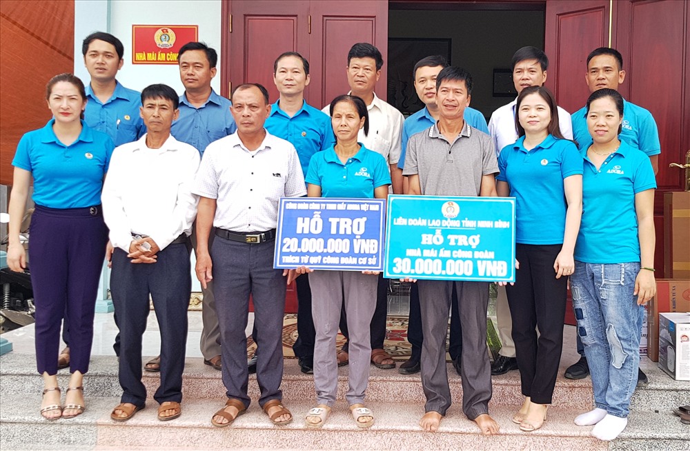 Đại diện lãnh đạo LĐLĐ tỉnh Ninh Bình, LĐLĐ thành phố Tam Điệp và CĐ công ty trao tiền hỗ trợ cho gia đình chị Vũ Thị Định. Ảnh: NT