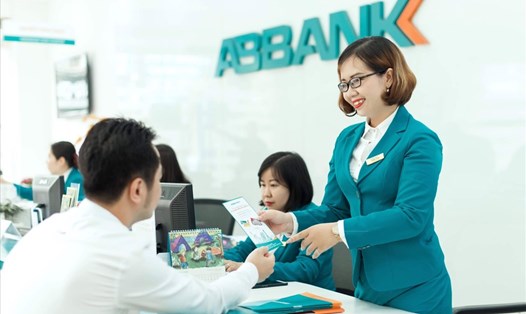 Lần thứ 4, ngân hàng TMCP An Bình (ABBANK) vinh dự nhận danh hiệu “Nhãn hiệu nổi tiếng Việt Nam” năm 2019 do Hội Sở hữu trí tuệ Việt Nam công nhận và trao tặng. Ảnh: ABB