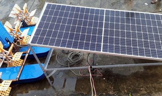 Mô hình điện bằng năng lượng mặt trời trong nuôi tôm (ảnh Nhật Hồ)