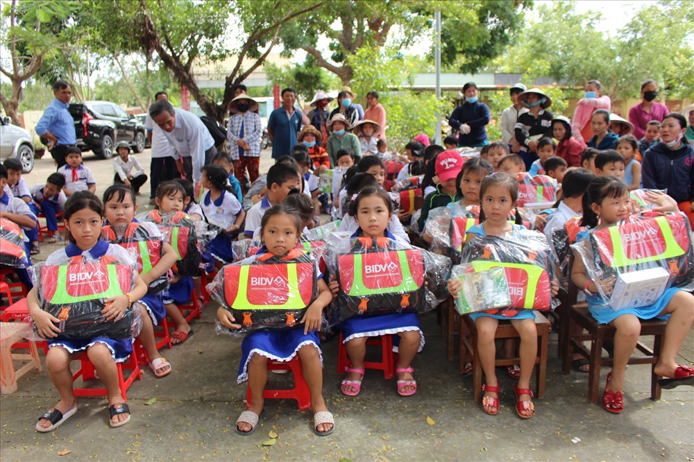 Học sinh vui mừng được nhận cặp phao. Ảnh: K.Q