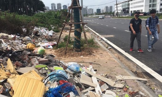 Từ ngày 14.7, PV Lao Động phản ánh tình trạng rác thải ngổn ngang trên tuyến đường hàng chục tỉ đồng mới xây. Ảnh Q.Toản