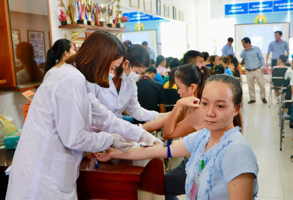 Hơn 100 công nhân lao động được lấy mẫu máu, xét nghiệm HIV miễn phí. Ảnh: PĐ.