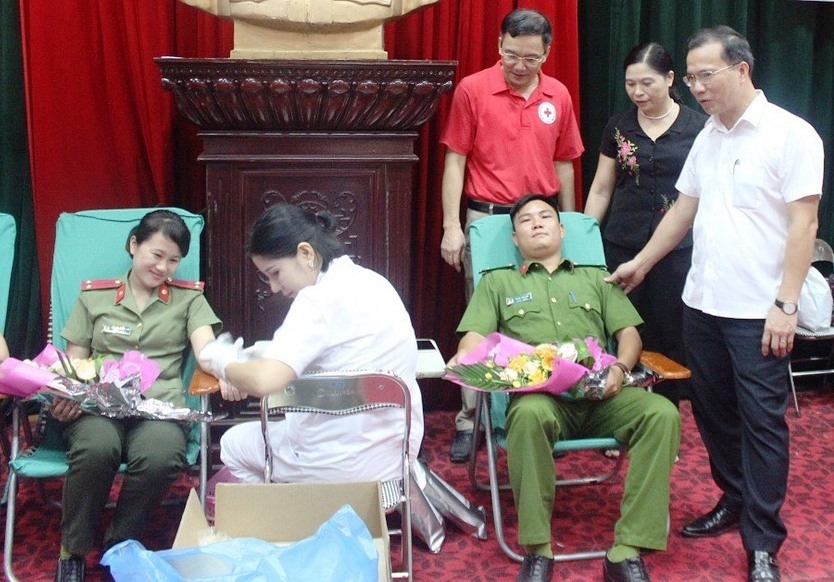 Ngày hội đã thu hút gần 400 đoàn viên công đoàn và người lao động tham ra hiến máu tình nguyện. Ảnh: NT