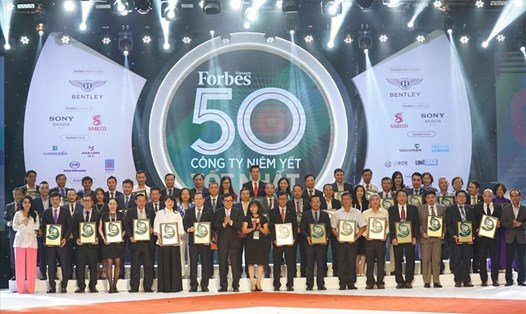 Đại diện “50 công ty niêm yết tốt nhất Việt Nam” nhận chứng nhận của Forbes. Ảnh Forbes VN