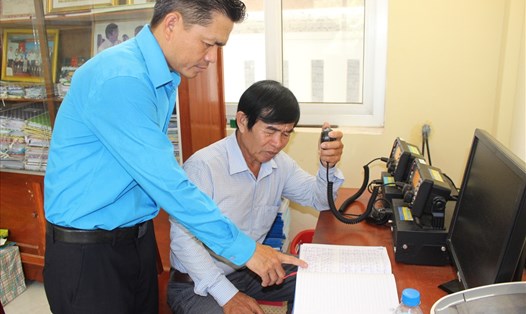 Ông Nguyễn Quốc Chinh (ngồi) liên lạc với tàu cá ở vùng biển Hoàng Sa qua máy Icom của tổ chức Công đoàn trao tặng. Ảnh: P.V