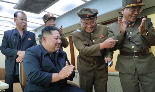 Lãnh đạo Triều Tiên theo dõi vụ phóng vũ khí mới hôm 16.8. Ảnh: KCNA/AFP.
