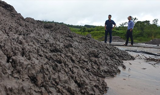 Hàng trăm chất thải "lạ" bị đổ vô tội vạ ra môi trường xã Đắk Nia. Ảnh: HL