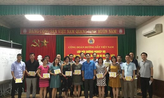 Đồng chí Mai Thành Phương trao Giấy chứng nhận bồi dưỡng nghiệp vụ cho các học viên.