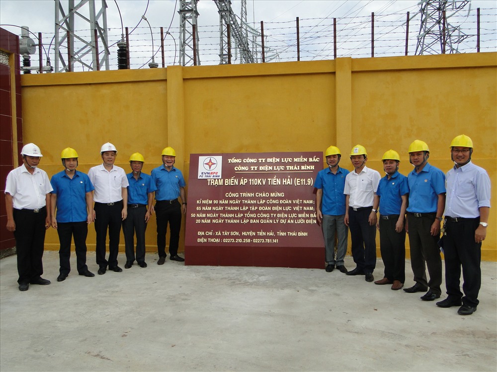 Các đồng chí lãnh đạo Ban dự án, LĐLĐ tỉnh, đại diện các nhà thầu cắt băng gắn biển công trình. Ảnh: B.Mạnh