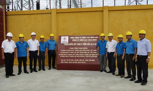 Các đồng chí lãnh đạo Ban dự án, LĐLĐ tỉnh, đại diện các nhà thầu cắt băng gắn biển công trình. Ảnh: B.Mạnh