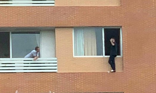Người đàn ông Pháp khoá trái cửa bước ra cửa sổ của tầng 7 định nhảy xuống tự tử tại huyện Mê Linh, Hà Nội