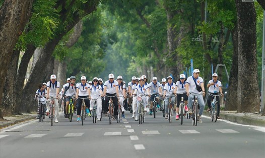 Các đại biểu và khách mời đạp xe trong "Ngày Gia đình ASEAN và các Đối tác". Ảnh: Tô Thế.
