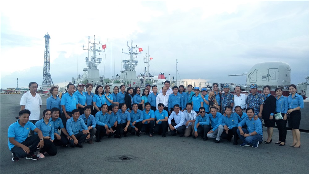 Đoàn cán bộ LĐLĐ tỉnh và Ban Tuyên giáo Tỉnh ủy Long An thăm, giao lưu với cán bộ, chiến sĩ Bộ Tư lệnh Vùng 2 Hải quân. Ảnh: B.T